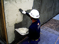 加藤塗装店の景観工法・スタンプウォールの施工プロセス　スタンプミックス壁　塗りつけ