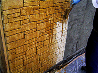 加藤塗装店の景観工法・スタンプウォールの施工プロセス　リリースパウダー水溶液塗布