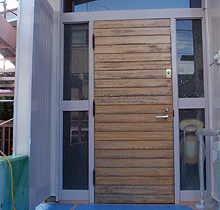 復元工法・施工実績　横浜市内木製玄関ドア復元工事施工前