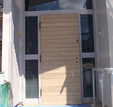 復元工法・施工実績　横浜市内木製玄関ドア復元工事施工中